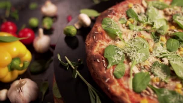 Close-up van een vegetarische pizza. — Stockvideo