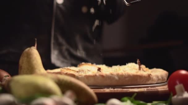 Ο σεφ ετοιμάζει πίτσα.. — Αρχείο Βίντεο