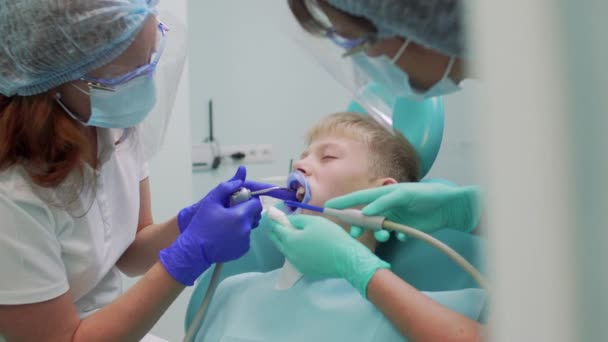 Niño en sesión de dentistas. — Vídeos de Stock