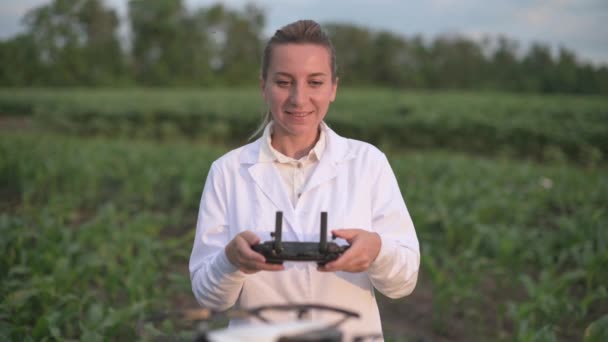 Vrouw agronomist controles drone. — Stockvideo