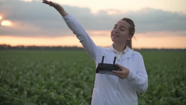 Vrouw agronomist maakt gebruik van drone. — Stockvideo