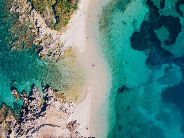 Hermosa isla en el mar turquesa. — Foto de Stock