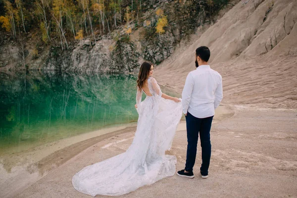 新婚夫妇站在美丽的湖畔. — 图库照片