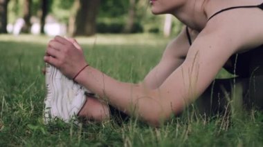 Kadın esneme hareketleri yapıyor..