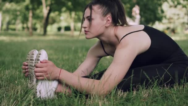 De vrouw is aan het stretchen.. — Stockvideo