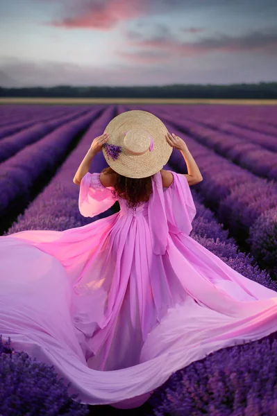 ラベンダー畑に立つドレス姿の若い女性. — ストック写真
