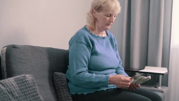 La anciana cuenta el dinero.. — Vídeos de Stock