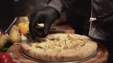 Şef pizza hazırlıyor..