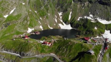 Transfagaras üzerindeki hava manzaralı Balea Gölü Romanya 'nın Karpat Dağları' ndan geçiyor