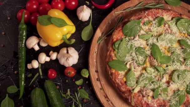 Närbild av en vegetarisk pizza. — Stockvideo