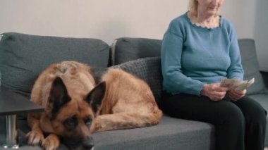 Yaşlı kadın para sayıyor..