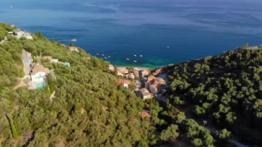 Denize erişimi olan köy.