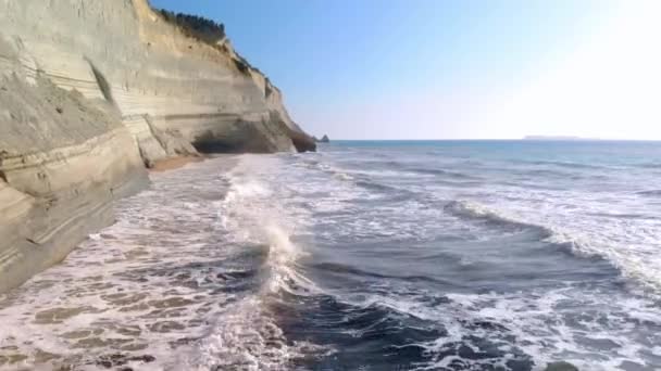 Bajo vuelo sobre las olas. — Vídeo de stock