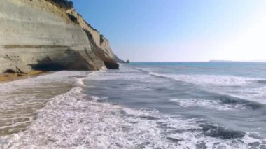 Dalgaların üzerinden alçak uçuş.