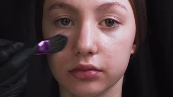 Make-up kunstenaar doet make-up aan de klant. — Stockvideo