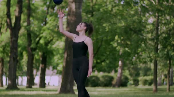 Žena gymnastka vlaky s míčem. — Stock video