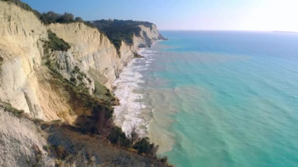 Vuelo sobre altos acantilados de la costa del mar. — Vídeo de stock