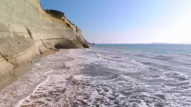 Dalgaların üzerinden alçak uçuş.