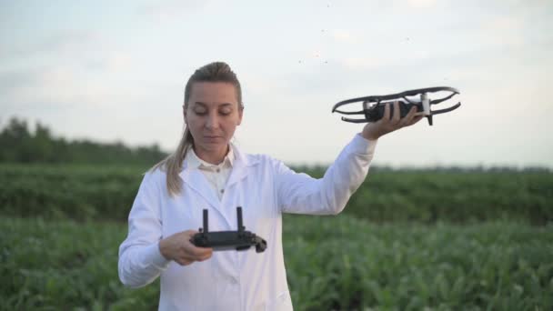 Kobieta agronomista dostosowuje drona. — Wideo stockowe