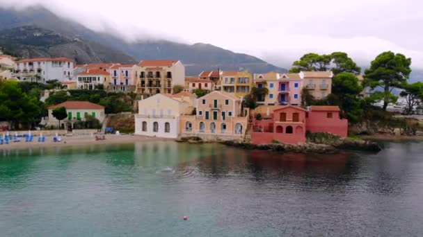 Casas coloridas na baía de Asos. Grécia. — Vídeo de Stock