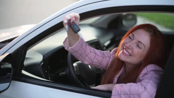 Χαρούμενη γυναίκα οδηγός. — Αρχείο Βίντεο