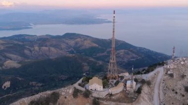 Dağda iletişim anteni.