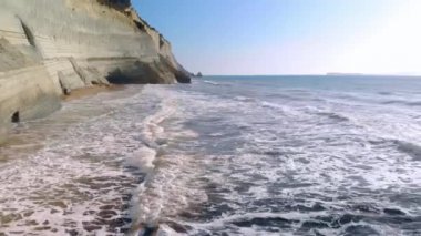 Dalgaların üzerinden alçak uçuş.