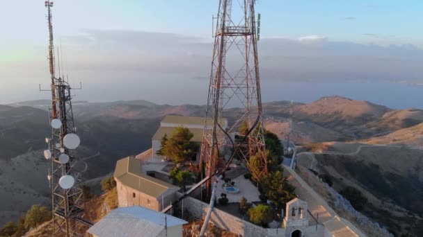 Antena de comunicación en la montaña. — Vídeo de stock