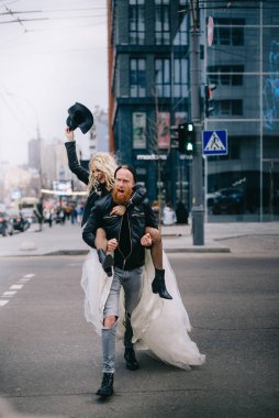 Şehirde çılgın yeni evliler.