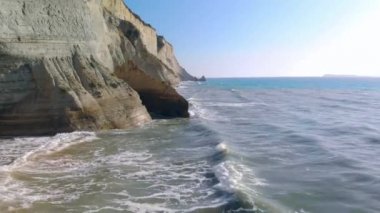 Dalgaların üzerinden alçak uçuş.