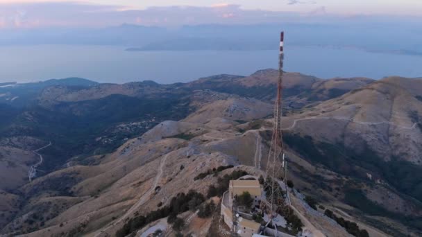 Kommunikationsantenne auf dem Berg. — Stockvideo