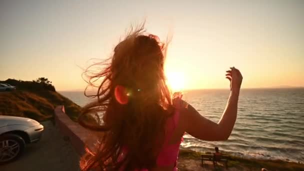 El viento sopla el pelo rojo de la mujer joven. — Vídeos de Stock