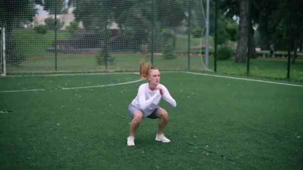 Mujer atleta está haciendo ejercicio. — Vídeo de stock