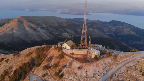 Коммуникационная антенна на горе. — стоковое видео