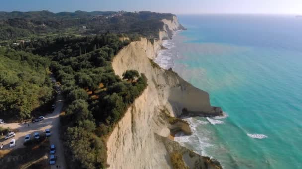 Vuelo sobre altos acantilados de la costa del mar. — Vídeo de stock