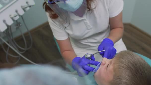 歯医者のセッションで男の子. — ストック動画