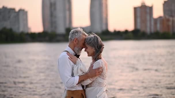 Ältere Brautpaare umarmen sich. — Stockvideo