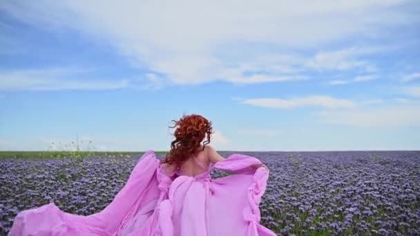 Havalı elbiseli bir kadın tarlada koşuyor.. — Stok video