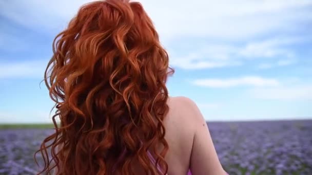 Kızıl saçlı bir kadının uçan saçı. — Stok video