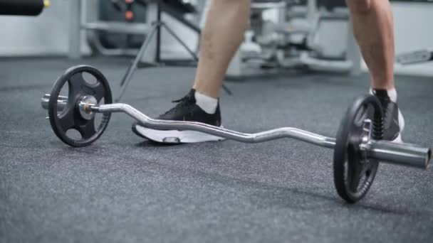 Atleta leva barbell do chão. — Vídeo de Stock