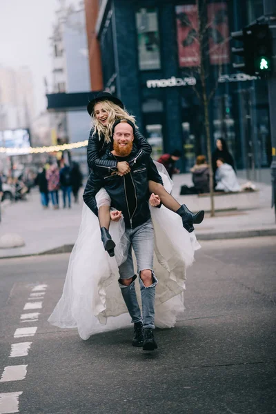 Crazy newlyweds in city. — Stock Photo, Image