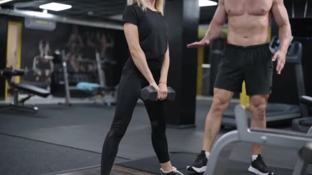 Mulher Exercício com instrutor. — Vídeo de Stock