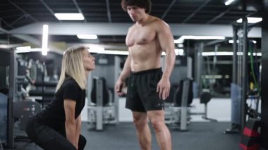 Antrenörle Kadın Egzersizi.