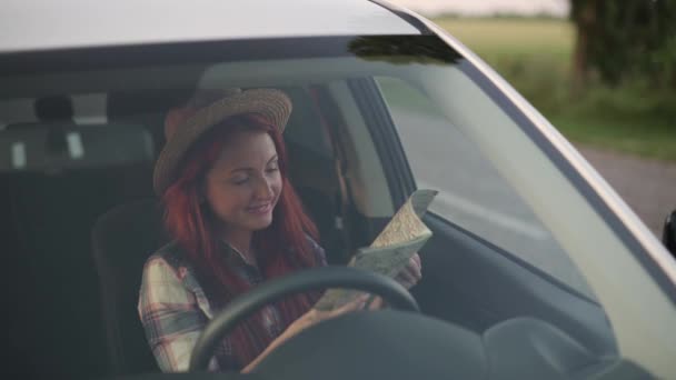 Vrouw bestuurder op zoek naar kaart. — Stockvideo