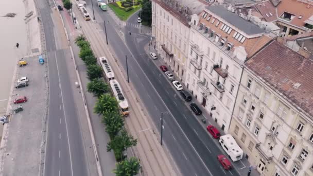 Tram sta guidando lungo la strada. — Video Stock