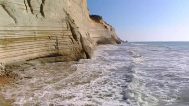 Dalgaların üzerinden alçak uçuş.