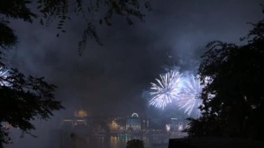 Şehrin üzerinde havai fişekler, Budapeşte