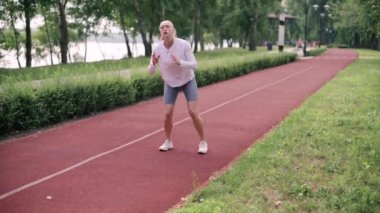 Kadın koşucu eğitimi.