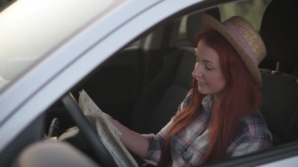 Femme chauffeur regardant la carte. — Video