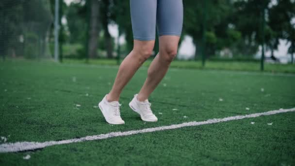 Kadın sporcu egzersiz yapıyor.. — Stok video
